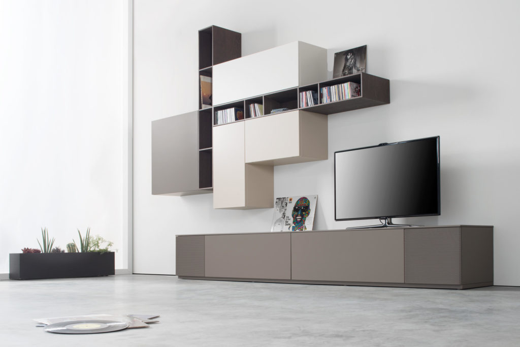 Tv группа 2,4m, шкафы напольные – MDF soft touch средне – серый + светло - серый , подвесные шкафы - белый матовый + серые полки тонкие 10 mm.